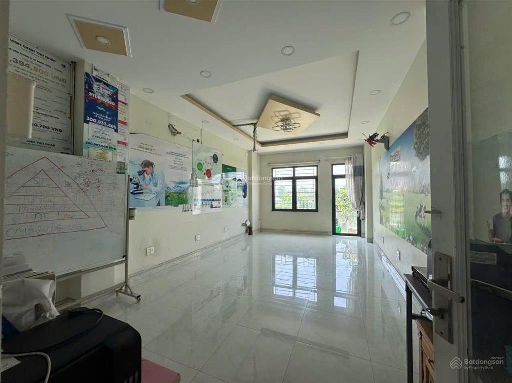 8.5 triệu/tháng  nhà có gara xe hơi 3 lầu 3 phòng ngủ có nội thất trường lưu gần chợ long trường