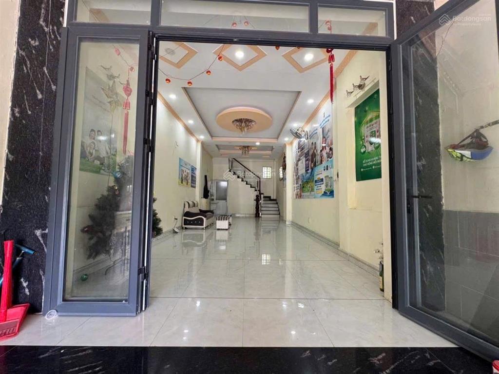 8.5 triệu/tháng  nhà có gara xe hơi 3 lầu 3 phòng ngủ có nội thất trường lưu gần chợ long trường