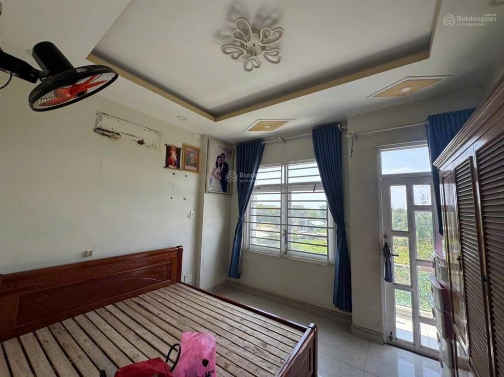 8.5 triệu/tháng  nhà có gara xe hơi 3 lầu 3 phòng ngủ có nội thất trường lưu gần chợ long trường