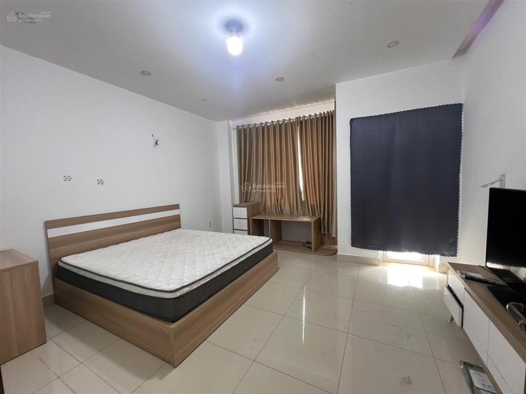 10 triệu/tháng  nhà full nội thất 1 trệt 2 lầu 1 tum sân thượng 4 phòng ngủ 4wc lã xuân oai