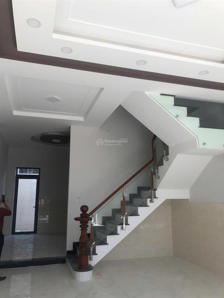 11 triệu/tháng  nhà sạch sẽ 1 trệt 2 lầu ( 5 x 16m ) 4 phòng trường lưu đối diện xông viên mát mẻ