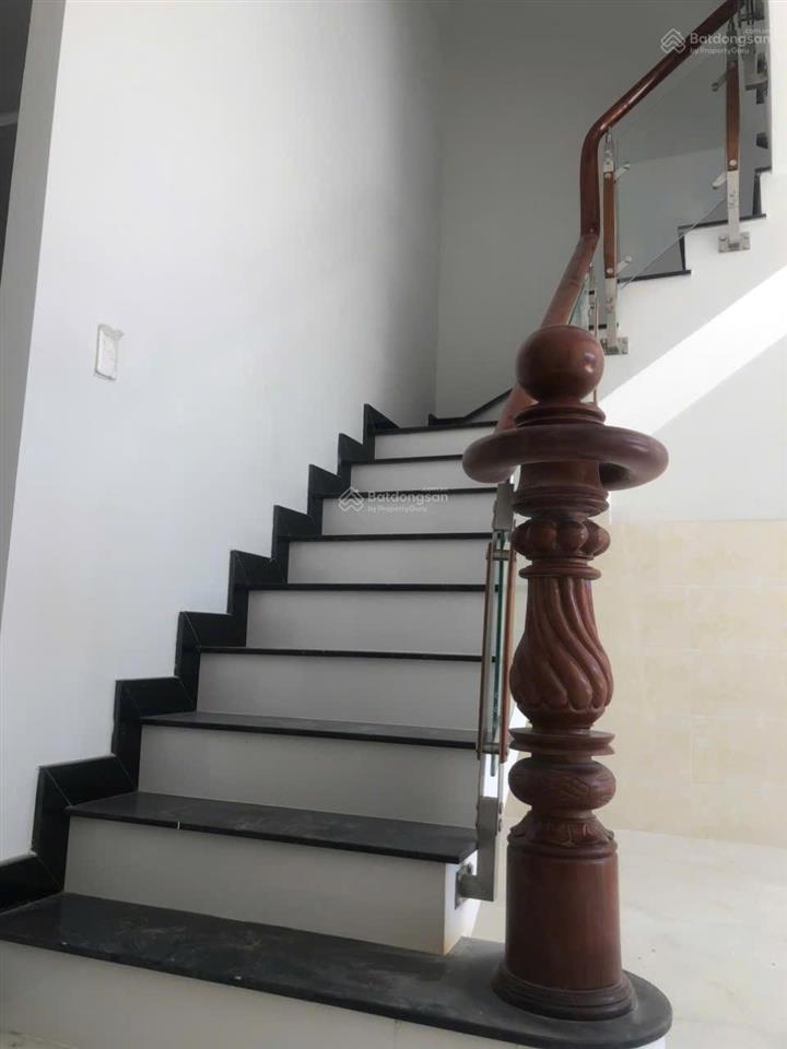 11 triệu/tháng  nhà sạch sẽ 1 trệt 2 lầu ( 5 x 16m ) 4 phòng trường lưu đối diện xông viên mát mẻ