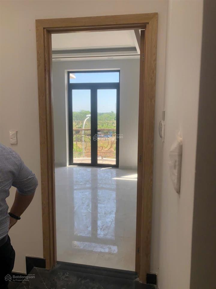 11 triệu/tháng  nhà sạch sẽ 1 trệt 2 lầu ( 5 x 16m ) 4 phòng trường lưu đối diện xông viên mát mẻ