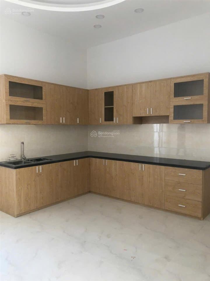 11 triệu/tháng  nhà sạch sẽ 1 trệt 2 lầu ( 5 x 16m ) 4 phòng trường lưu đối diện xông viên mát mẻ