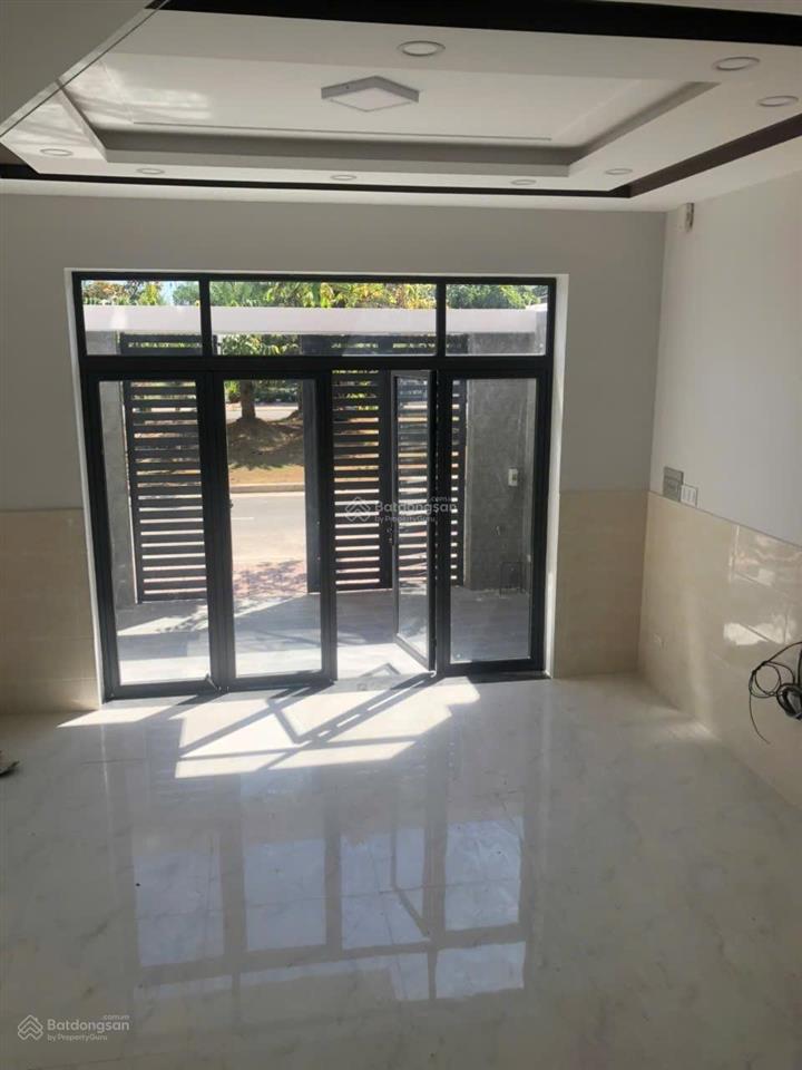 11 triệu/tháng  nhà sạch sẽ 1 trệt 2 lầu ( 5 x 16m ) 4 phòng trường lưu đối diện xông viên mát mẻ