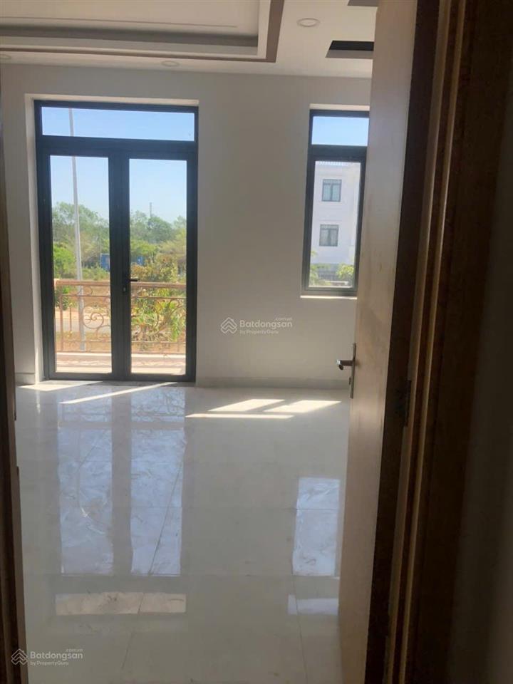 11 triệu/tháng  nhà sạch sẽ 1 trệt 2 lầu ( 5 x 16m ) 4 phòng trường lưu đối diện xông viên mát mẻ