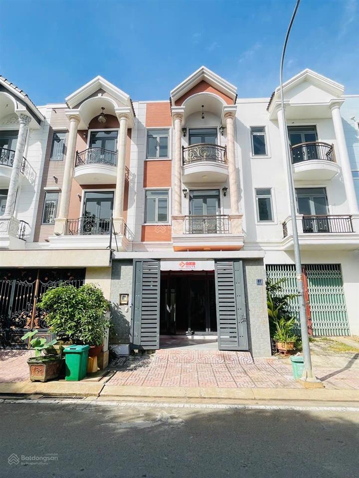 11 triệu/tháng  nhà sạch sẽ 1 trệt 2 lầu ( 5 x 16m ) 4 phòng trường lưu đối diện xông viên mát mẻ