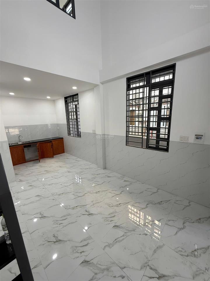 7 triệu/tháng  nhà mới xây 1 trệt 1 lửng có sân rộng để xe hơi mặt tiền hẻm 1 xẹt võ văn hát, q.9