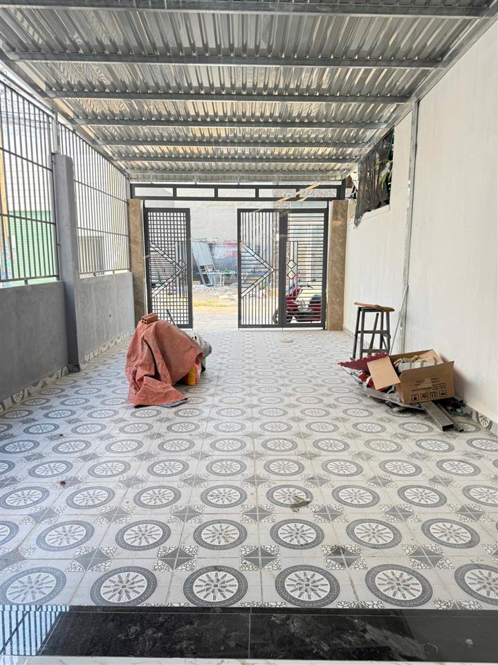 7 triệu/tháng  nhà mới xây 1 trệt 1 lửng có sân rộng để xe hơi mặt tiền hẻm 1 xẹt võ văn hát, q.9