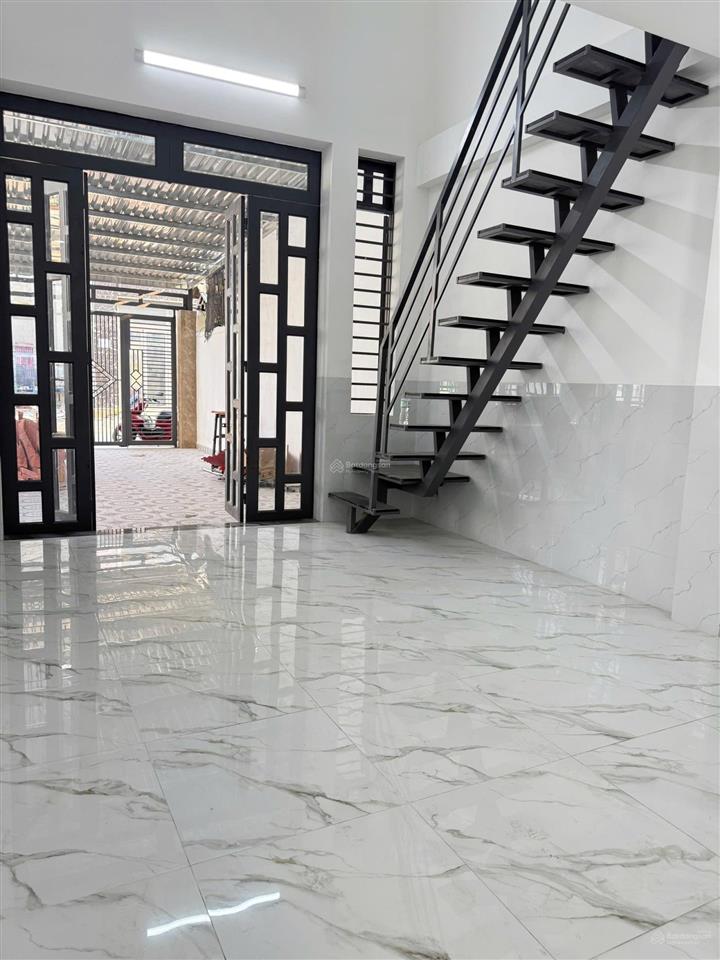 7 triệu/tháng  nhà mới xây 1 trệt 1 lửng có sân rộng để xe hơi mặt tiền hẻm 1 xẹt võ văn hát, q.9