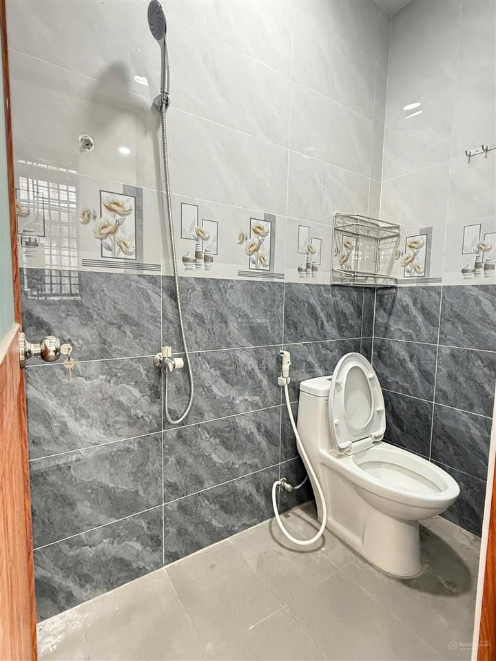 7 triệu/tháng  nhà mới xây 1 trệt 1 lửng có sân rộng để xe hơi mặt tiền hẻm 1 xẹt võ văn hát, q.9