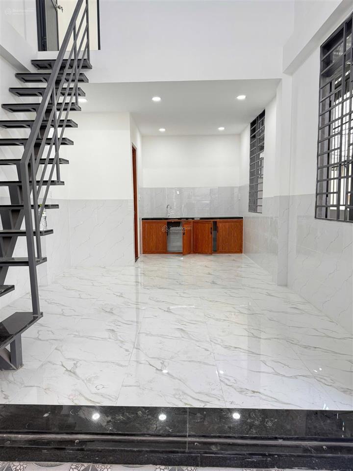 7 triệu/tháng  nhà mới xây 1 trệt 1 lửng có sân rộng để xe hơi mặt tiền hẻm 1 xẹt võ văn hát, q.9