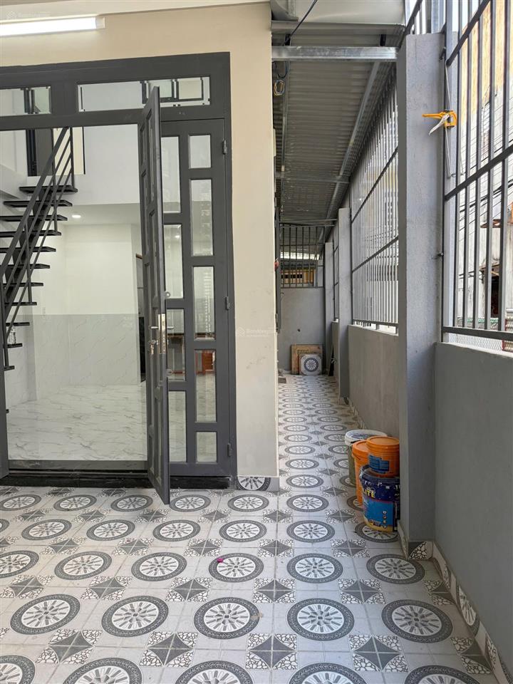 7 triệu/tháng  nhà mới xây 1 trệt 1 lửng có sân rộng để xe hơi mặt tiền hẻm 1 xẹt võ văn hát, q.9