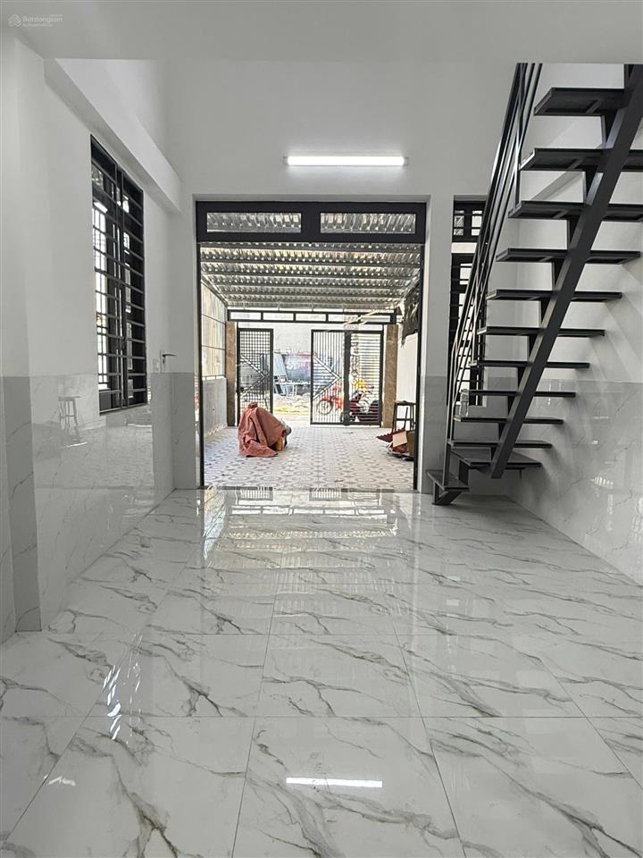 7 triệu/tháng  nhà mới xây 1 trệt 1 lửng có sân rộng để xe hơi mặt tiền hẻm 1 xẹt võ văn hát, q.9