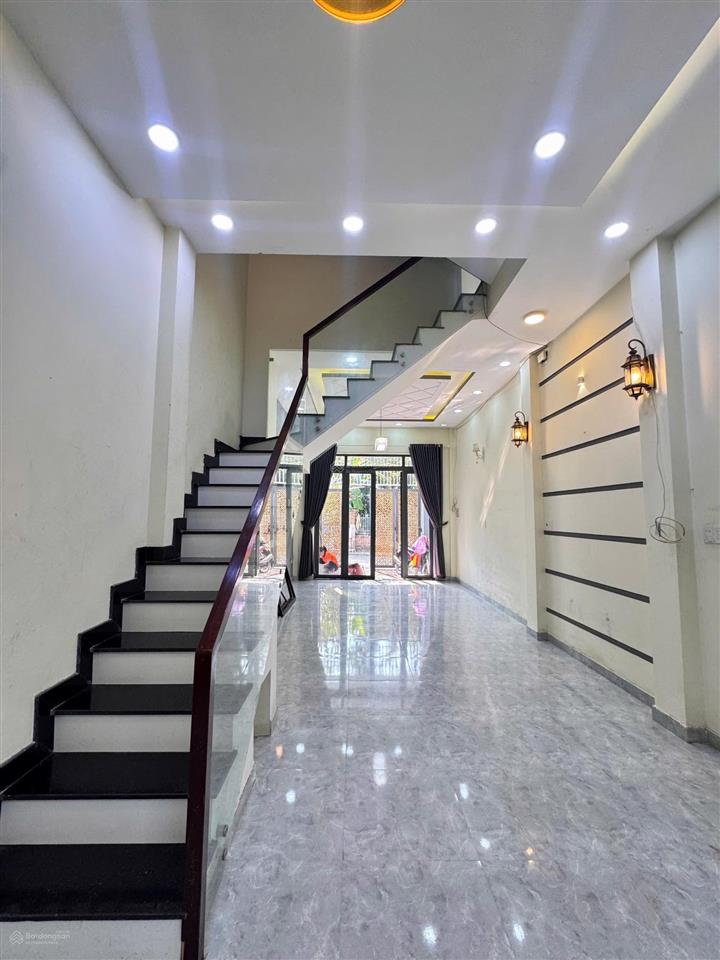 10 triệu/tháng  nhà sạch sẽ 2 lầu 4 phòng ngủ 4wc riêng đường 9m lò lu gần vinhome, kcn cao