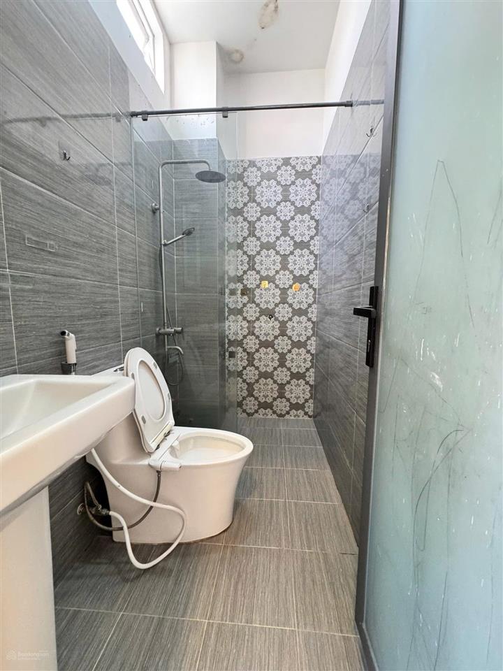 10 triệu/tháng  nhà sạch sẽ 2 lầu 4 phòng ngủ 4wc riêng đường 9m lò lu gần vinhome, kcn cao