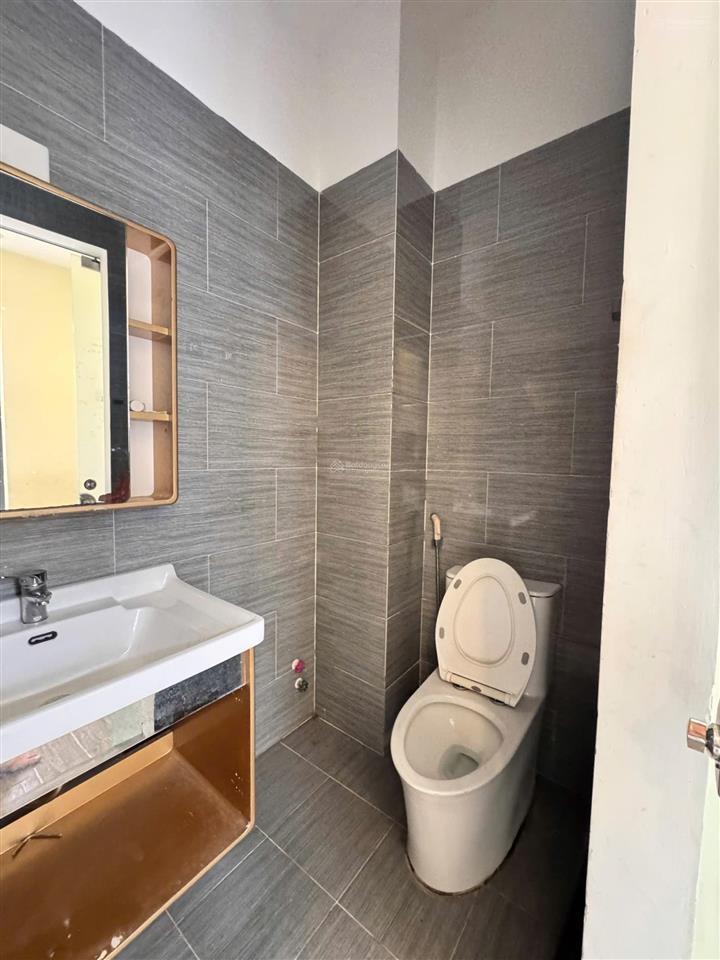 10 triệu/tháng  nhà sạch sẽ 2 lầu 4 phòng ngủ 4wc riêng đường 9m lò lu gần vinhome, kcn cao