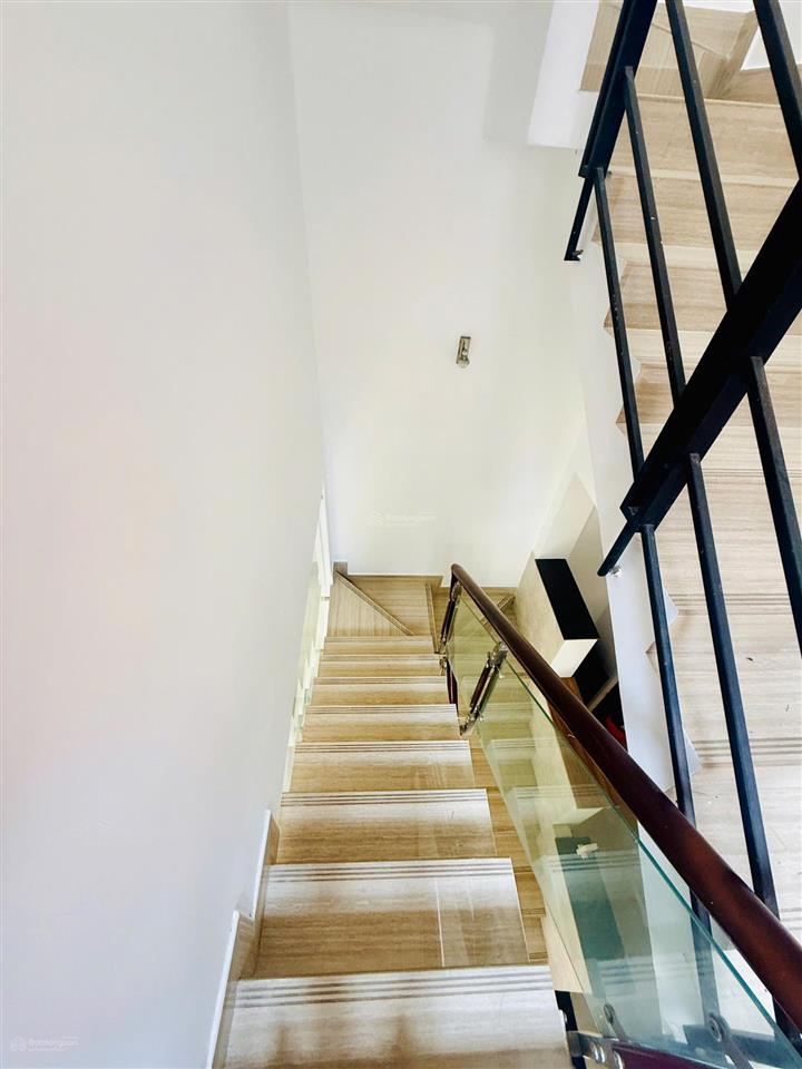 12 triệu/tháng  nhà sạch sẽ 2 lầu 3 phòng ngủ 4wc riêng gò cát, p.phú hữu gần quận 2