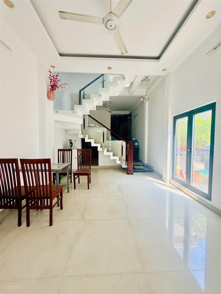 12 triệu/tháng  nhà sạch sẽ 2 lầu 3 phòng ngủ 4wc riêng gò cát, p.phú hữu gần quận 2