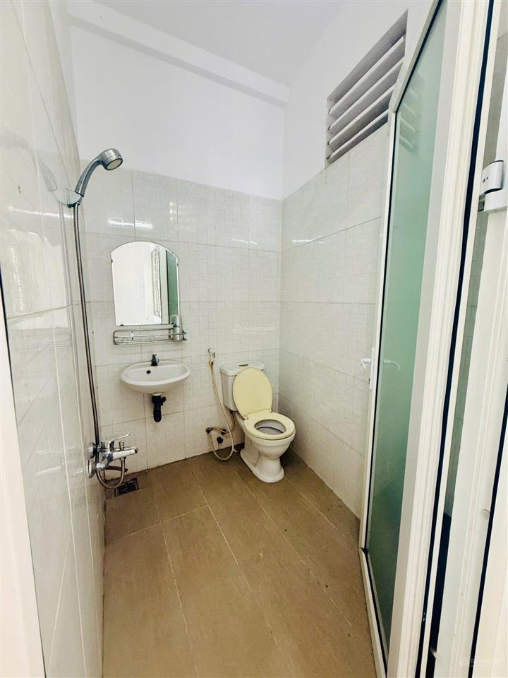 12 triệu/tháng  nhà sạch sẽ 2 lầu 3 phòng ngủ 4wc riêng gò cát, p.phú hữu gần quận 2