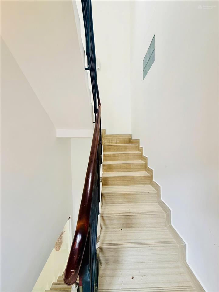 12 triệu/tháng  nhà sạch sẽ 2 lầu 3 phòng ngủ 4wc riêng gò cát, p.phú hữu gần quận 2