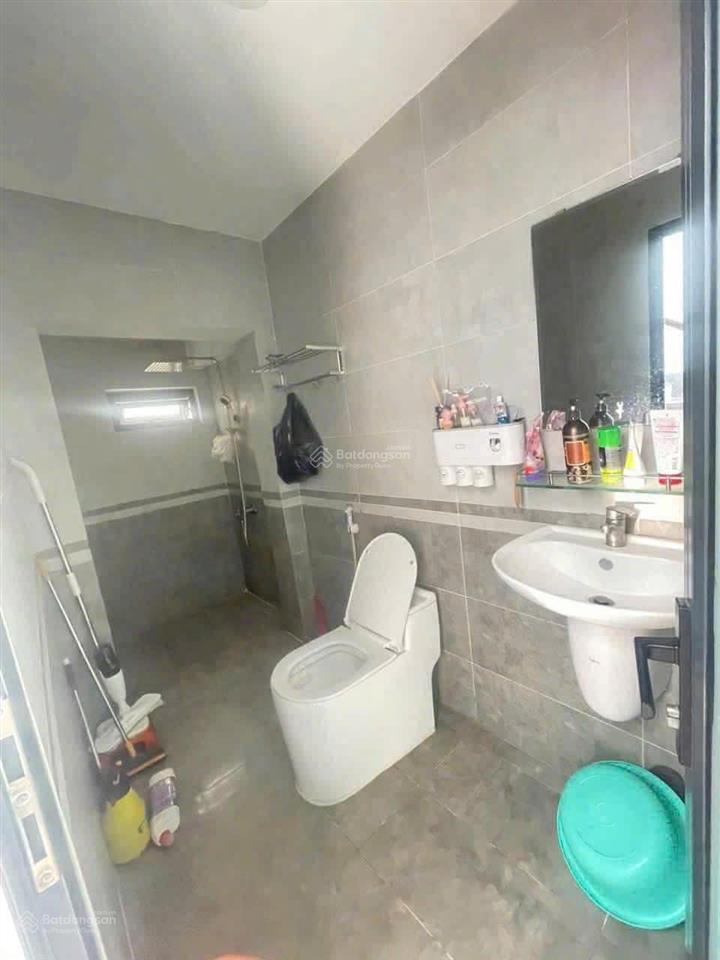 9 triệu/tháng  nhà 1 trệt 2 lầu 3 phòng ngủ 3wc đường xe hơi nguyễn duy trinh, q.9
