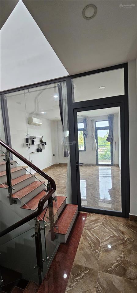 10 triệu/tháng  nhà 3 lầu 5 phòng ngủ 4wc có nội thất tam đa cách vinhome q.9 chỉ 5 phút