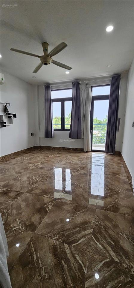10 triệu/tháng  nhà 3 lầu 5 phòng ngủ 4wc có nội thất tam đa cách vinhome q.9 chỉ 5 phút