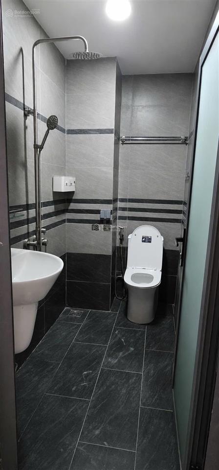 10 triệu/tháng  nhà 3 lầu 5 phòng ngủ 4wc có nội thất tam đa cách vinhome q.9 chỉ 5 phút