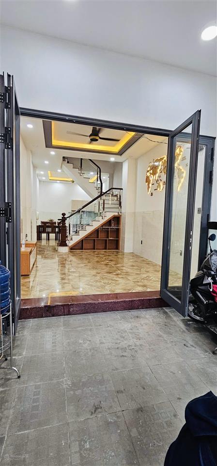 10 triệu/tháng  nhà 3 lầu 5 phòng ngủ 4wc có nội thất tam đa cách vinhome q.9 chỉ 5 phút
