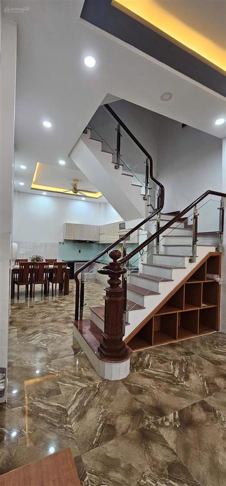 10 triệu/tháng  nhà 3 lầu 5 phòng ngủ 4wc có nội thất tam đa cách vinhome q.9 chỉ 5 phút