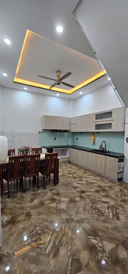 10 triệu/tháng  nhà 3 lầu 5 phòng ngủ 4wc có nội thất tam đa cách vinhome q.9 chỉ 5 phút