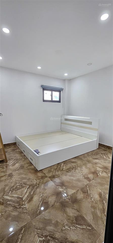10 triệu/tháng  nhà 3 lầu 5 phòng ngủ 4wc có nội thất tam đa cách vinhome q.9 chỉ 5 phút