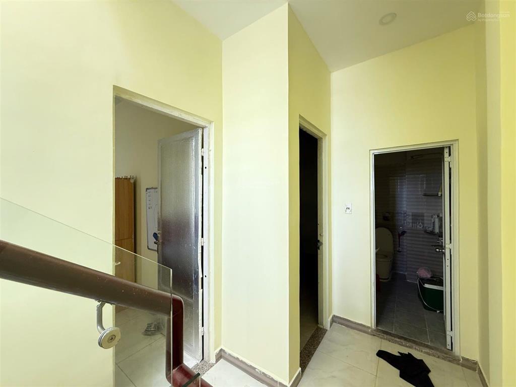 8 triệu/tháng  nhà 1 trệt 1 lửng 1 lầu sân thượng 2 phòng ngủ có máy lạnh,mát mẻ, cạnh vinhome q.9