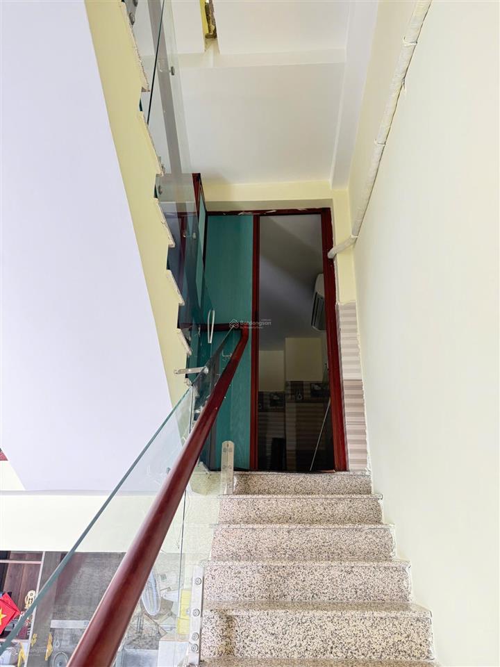 8 triệu/tháng  nhà 1 trệt 1 lửng 1 lầu sân thượng 2 phòng ngủ có máy lạnh,mát mẻ, cạnh vinhome q.9