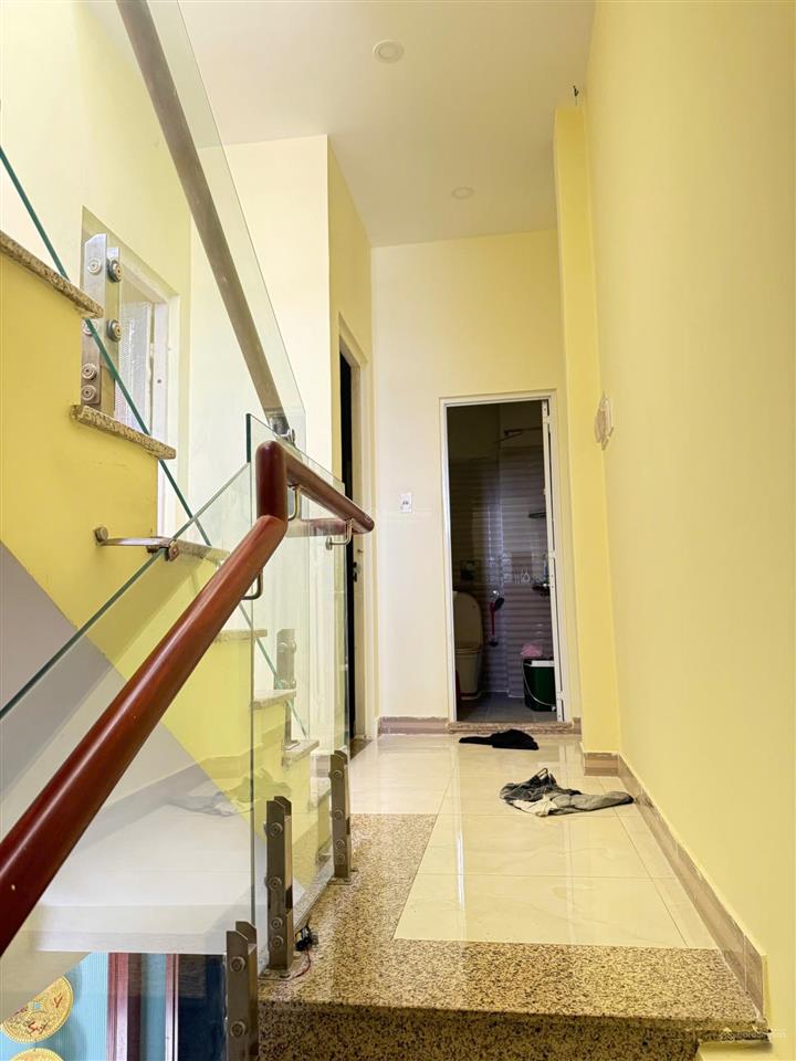 8 triệu/tháng  nhà 1 trệt 1 lửng 1 lầu sân thượng 2 phòng ngủ có máy lạnh,mát mẻ, cạnh vinhome q.9