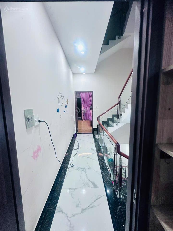 9.5 triệu/tháng  nhà ( 5 x 18m ) 2 lầu 3 phòng ngủ 4wc trường lưu gần nguyễn duy trinh