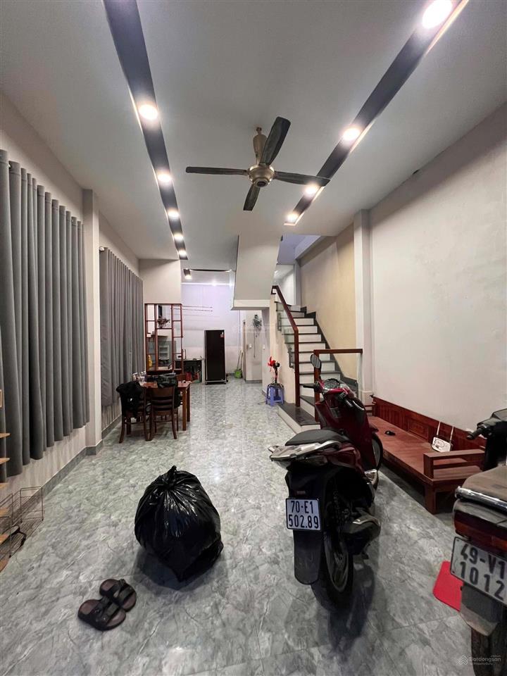 7 triệu/tháng  nhà 1 lầu 2 phòng ngủ 2wc có nội thất lã xuân oai gần lò lu