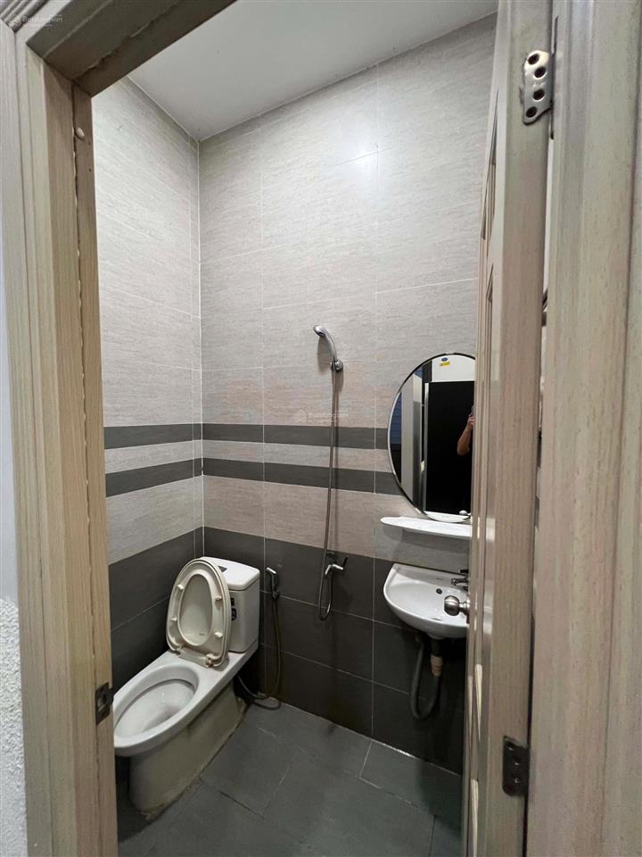 7 triệu/tháng  nhà 1 lầu 2 phòng ngủ 2wc có nội thất lã xuân oai gần lò lu