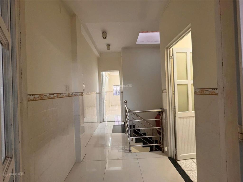 8 triệu/tháng  nhà 2 lầu 3 phòng ngủ, đường 990 nguyễn duy trinh cách quận 2 chỉ 10p