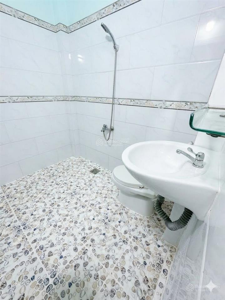 8.99 triệu/tháng  nhà 1 trệt 2 lầu 4 phòng ngủ 3wc đường xe hơi có gara để ô tô p.long trường, q.9