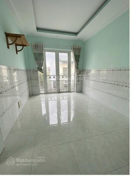 8.99 triệu/tháng  nhà 1 trệt 2 lầu 4 phòng ngủ 3wc đường xe hơi có gara để ô tô p.long trường, q.9