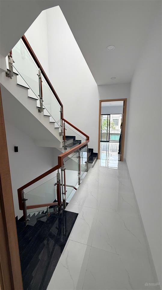 Nhà phố sạch sẽ mới hoàn thiện 5 x 20m, 2 lầu 4 phòng ngủ đường 10m, kdc đông tăng long  13 triệu