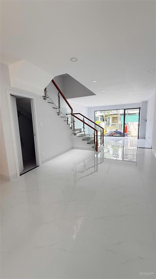 Nhà phố sạch sẽ mới hoàn thiện 5 x 20m, 2 lầu 4 phòng ngủ đường 10m, kdc đông tăng long  13 triệu