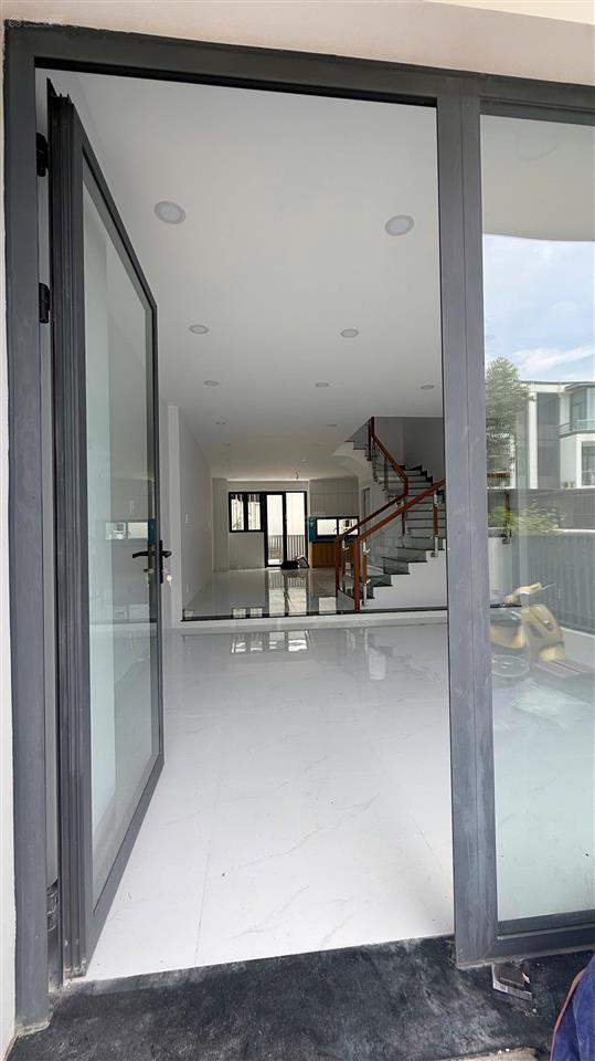 Nhà phố sạch sẽ mới hoàn thiện 5 x 20m, 2 lầu 4 phòng ngủ đường 10m, kdc đông tăng long  13 triệu