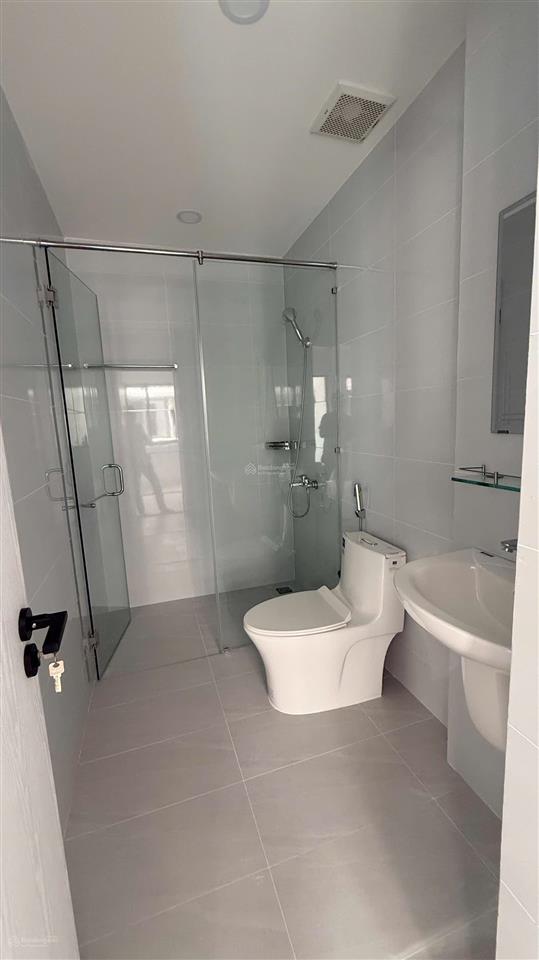 Nhà phố sạch sẽ mới hoàn thiện 5 x 20m, 2 lầu 4 phòng ngủ đường 10m, kdc đông tăng long  13 triệu