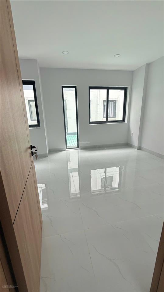 Nhà phố sạch sẽ mới hoàn thiện 5 x 20m, 2 lầu 4 phòng ngủ đường 10m, kdc đông tăng long  13 triệu
