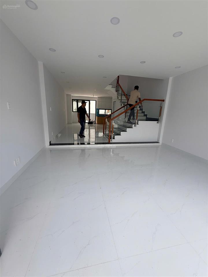 Nhà phố sạch sẽ mới hoàn thiện 5 x 20m, 2 lầu 4 phòng ngủ đường 10m, kdc đông tăng long  13 triệu