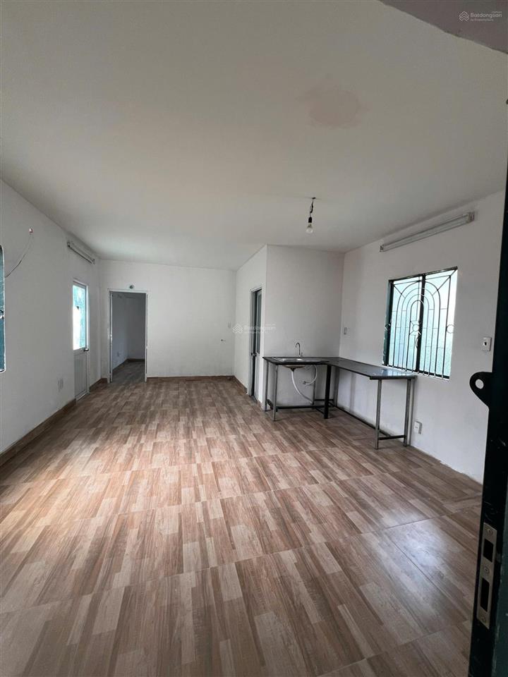 Nhà nguyên căn 6 x 30m = 180m2 (sân 120m2) p. phú hữu cách quận 2 chỉ 5 phút
