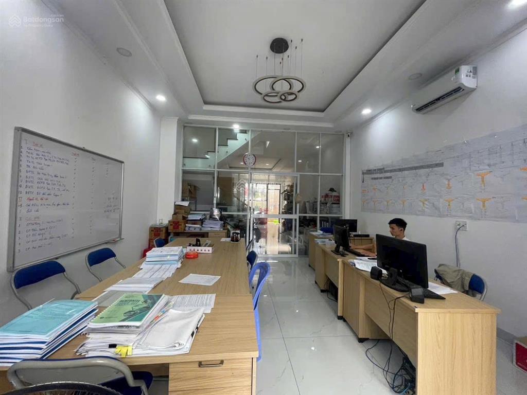 15 triệu/tháng  nhà phố 2 lầu (5 x 20m) 4 phòng ngủ 5wc đường 16m kdc trường lưu, q.9